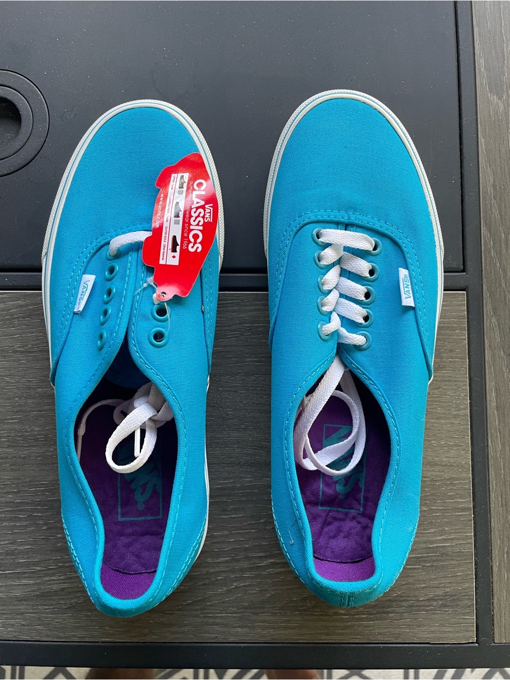 NEW : Vans Classic Sneakers in Bright Turquoise with White Laces. Men’s size 8
